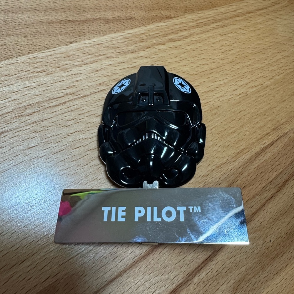 NWOT Disney Star Wars Helmet Series Pin Tie Pilot LE 4000
